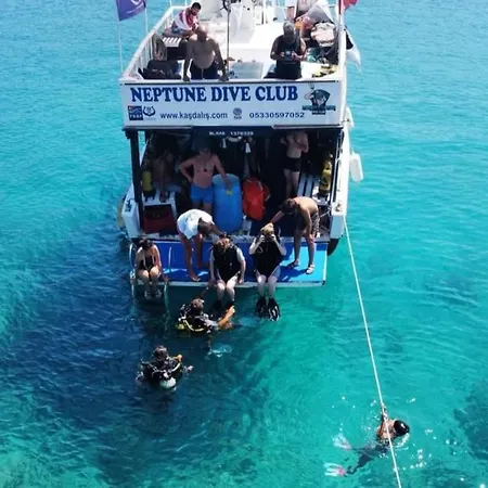 Neptune Dive Club Hotel en barco Kaş